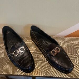 Women’s 7.5 Ferragamo Narrow Black Loafers with Gold Accent